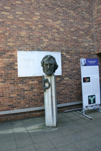 Élie Metchnikoff monument and memorial table, Institut Pasteur, Paris - 02.JPG
